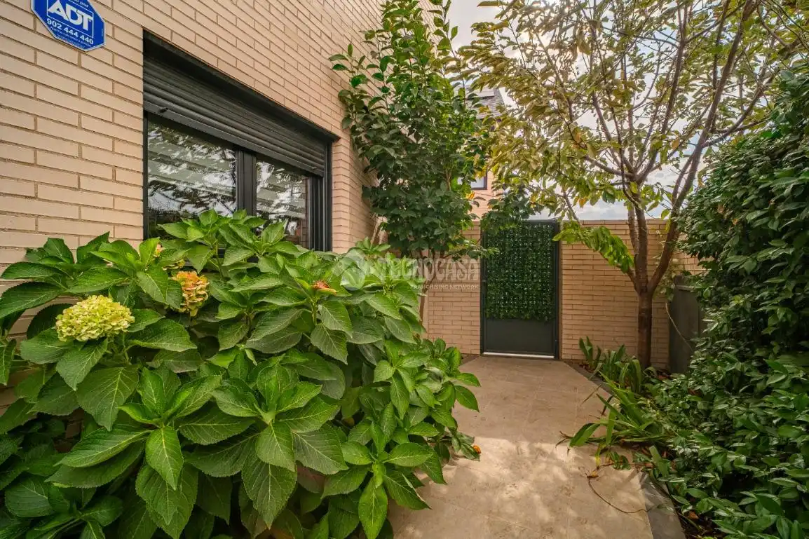 Jardín de Casa adosada en venta en Mejorada del Campo con Alarma y Piscina comunitaria
