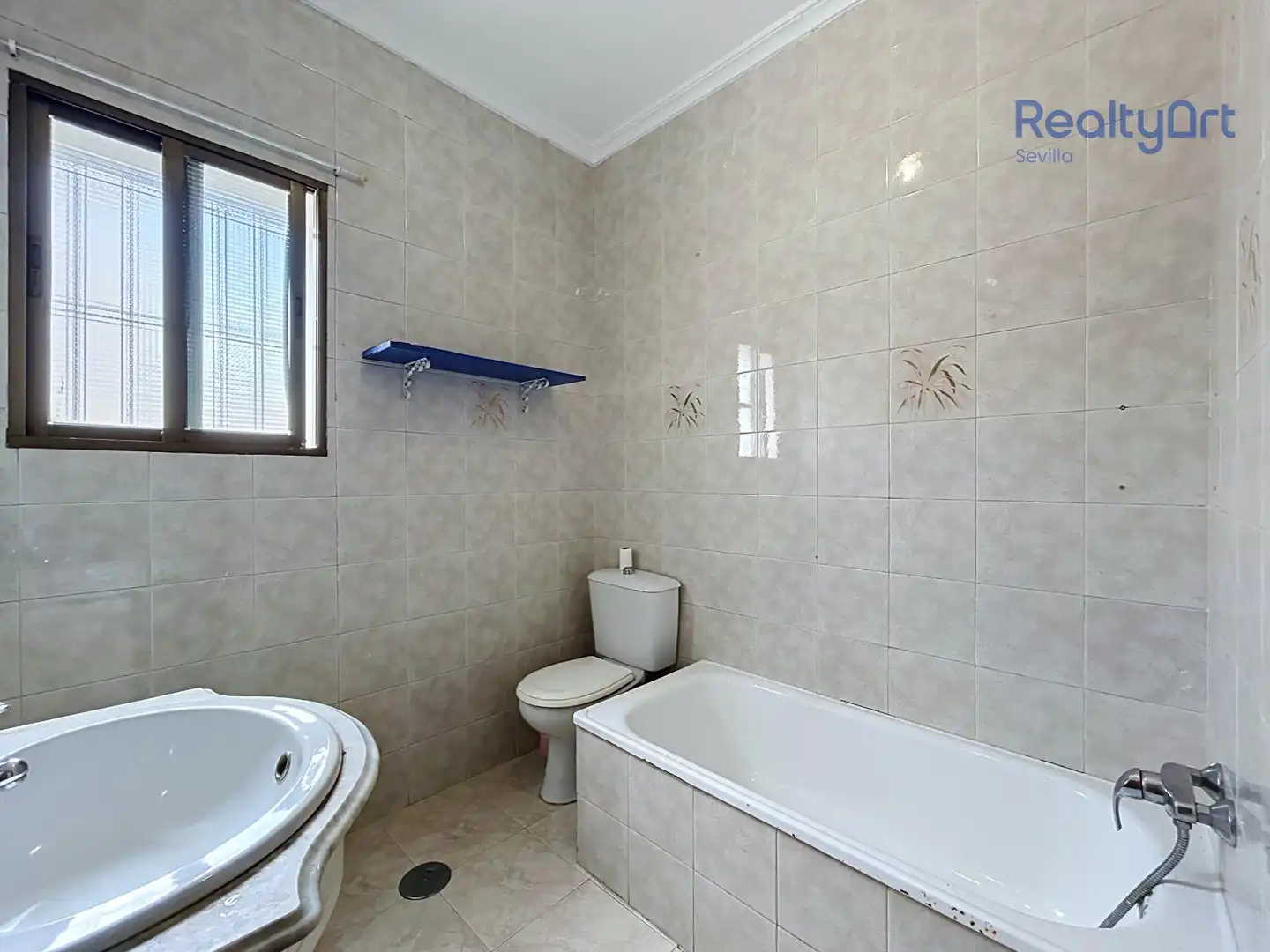 Bathroom of Flat for sale in Sevilla  with Balcony