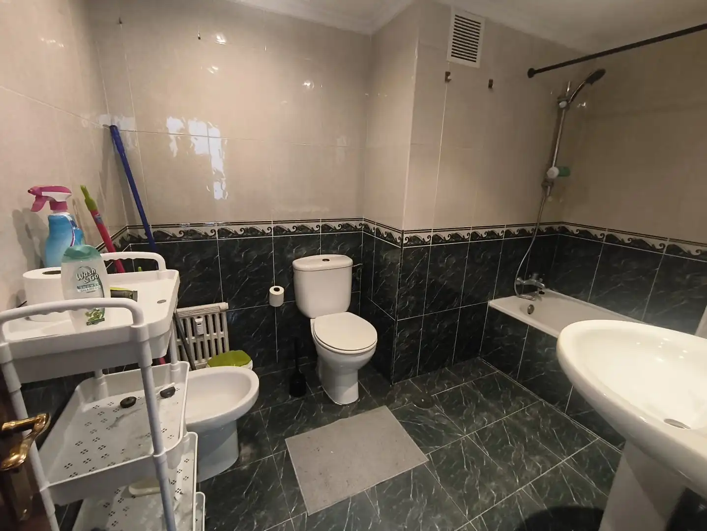 Baño de Piso en venta en Oviedo  con Calefacción, Parquet y Amueblado