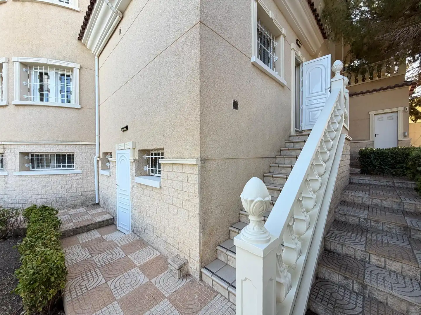 Vista exterior de Casa o xalet en venda en Rojales amb Aire condicionat, Calefacció i Jardí privat
