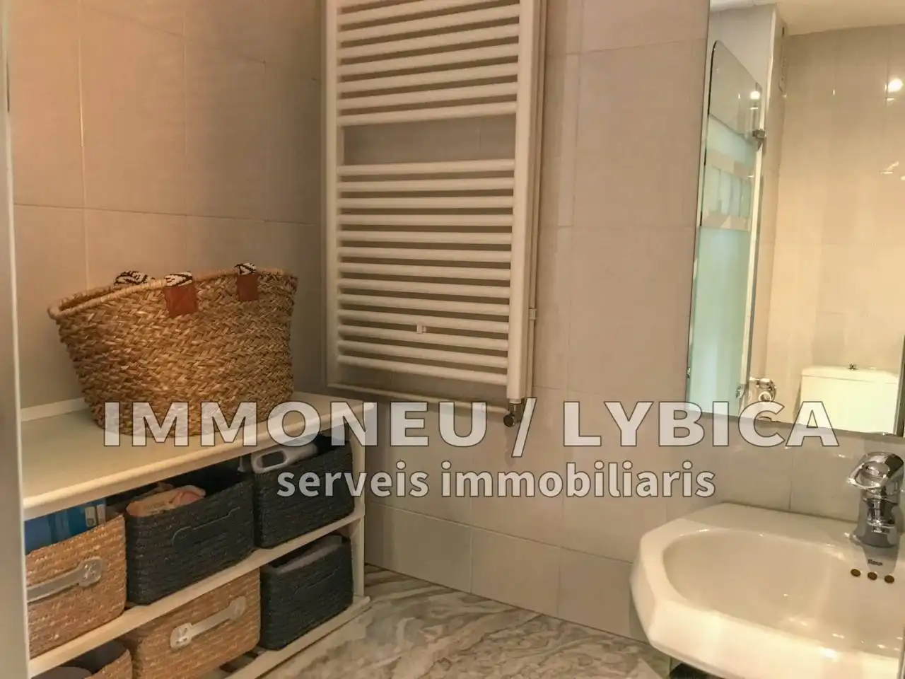 Badezimmer von Maisonette zum Verkauf in Puigcerdà mit Heizung, Parkett und Balkon