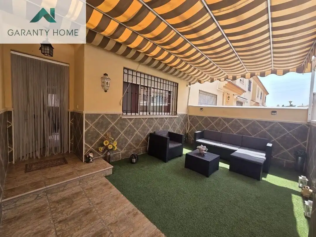 Terrasse von Einfamilien-Reihenhaus zur Miete in Vélez-Málaga mit Klimaanlage, Privatgarten und Terrasse
