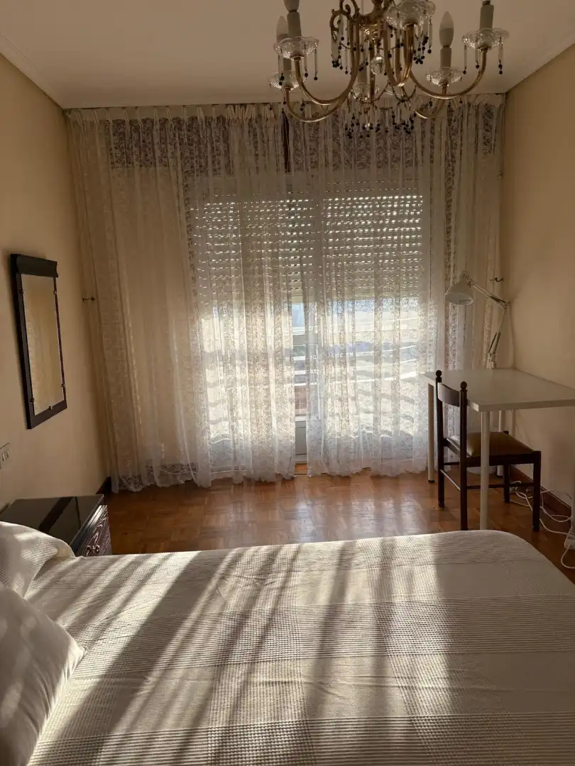 Schlafzimmer von Wohnung zur untervermieten in Vigo  mit Heizung, Parkett und Möbliert