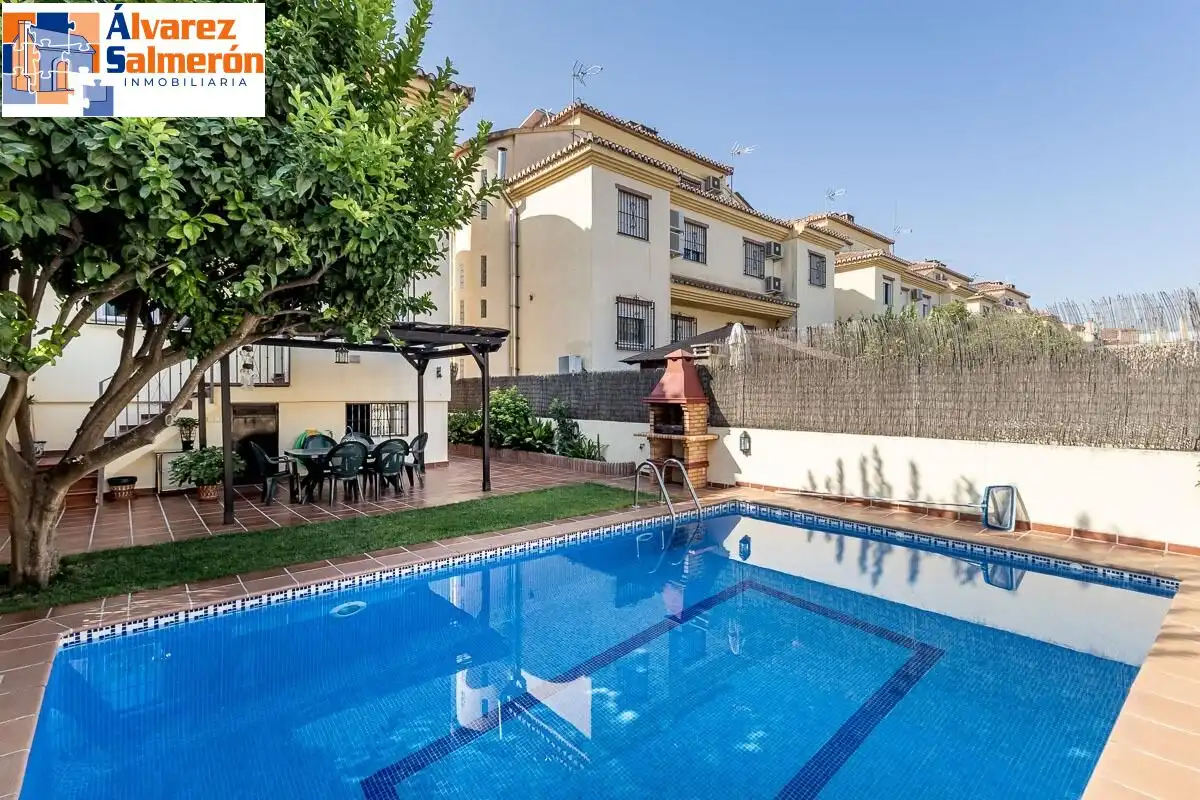 Casa pareada con piscina en venta en Calle CARLOS CANO (HI), imagen 2
