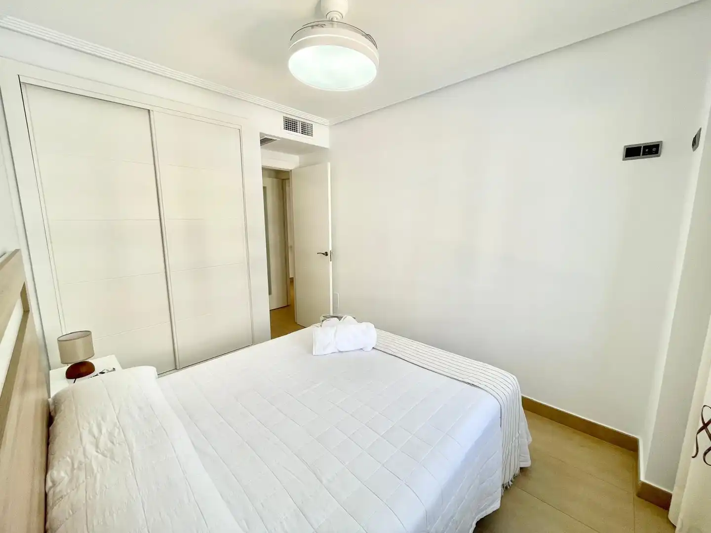 Dormitori de Apartament de lloguer en Los Alcázares amb Aire condicionat, Piscina i Moblat