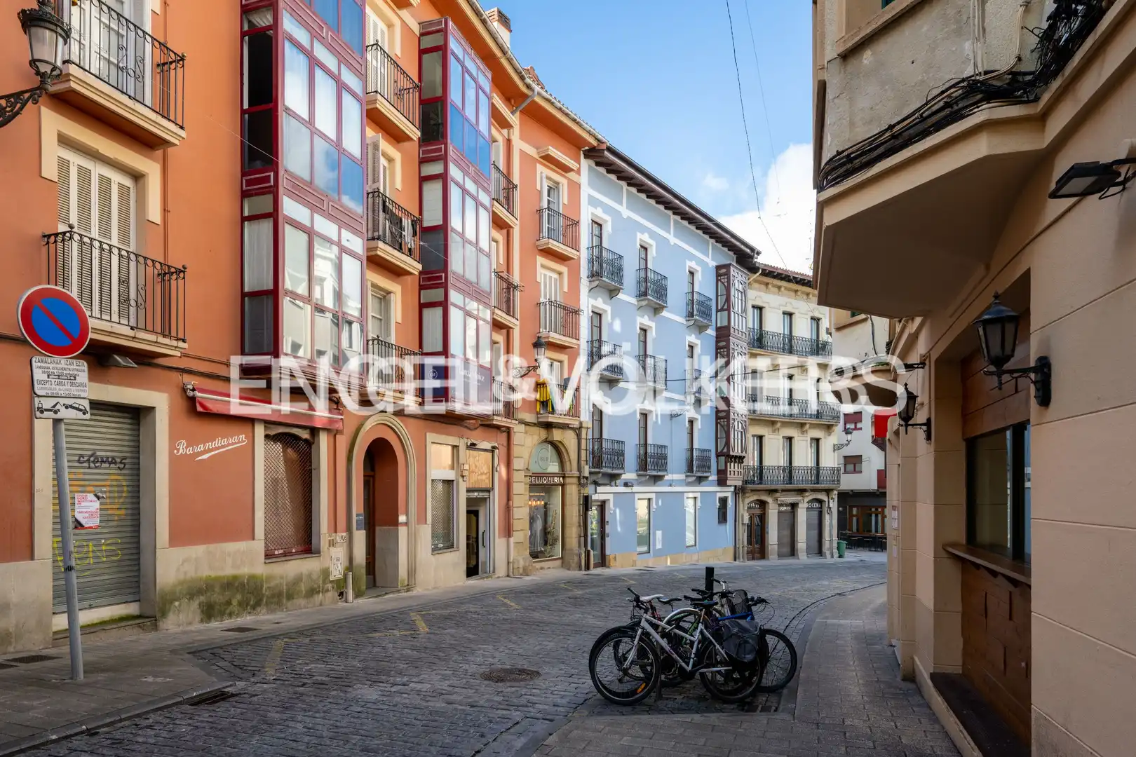 Vista exterior de Dúplex en venda en Irun  amb Calefacció, Parquet i Balcó