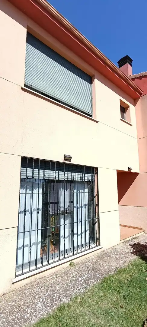 Außenansicht von Einfamilien-Reihenhaus zum Verkauf in Cogollos mit Heizung und Privatgarten