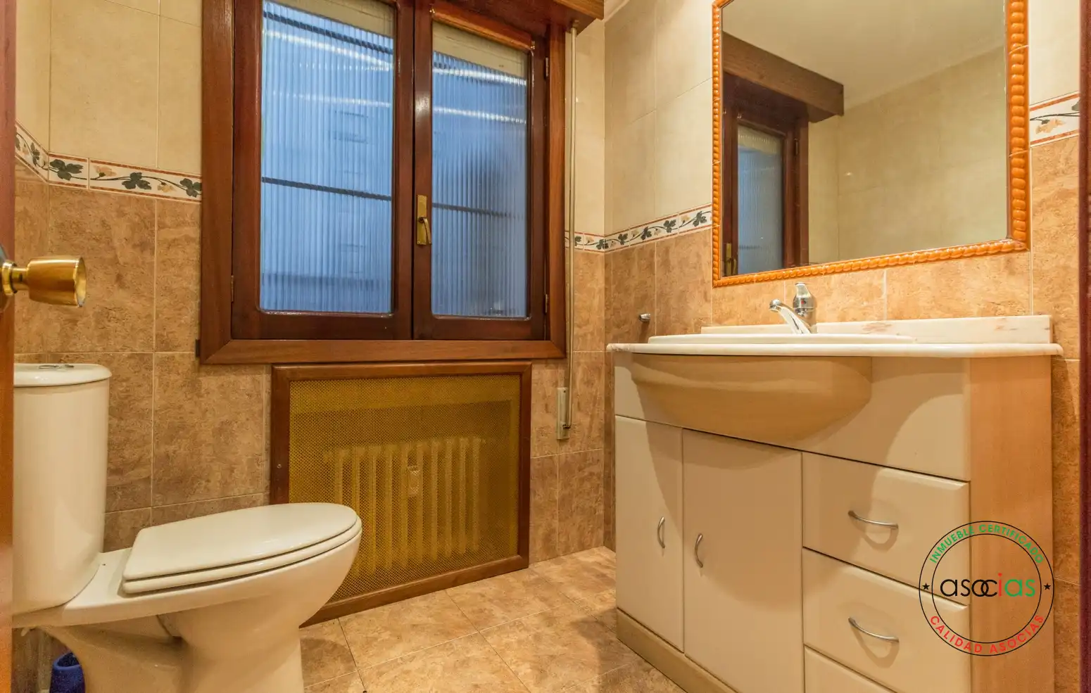 Badezimmer von Büro zum Verkauf in Avilés mit Heizung