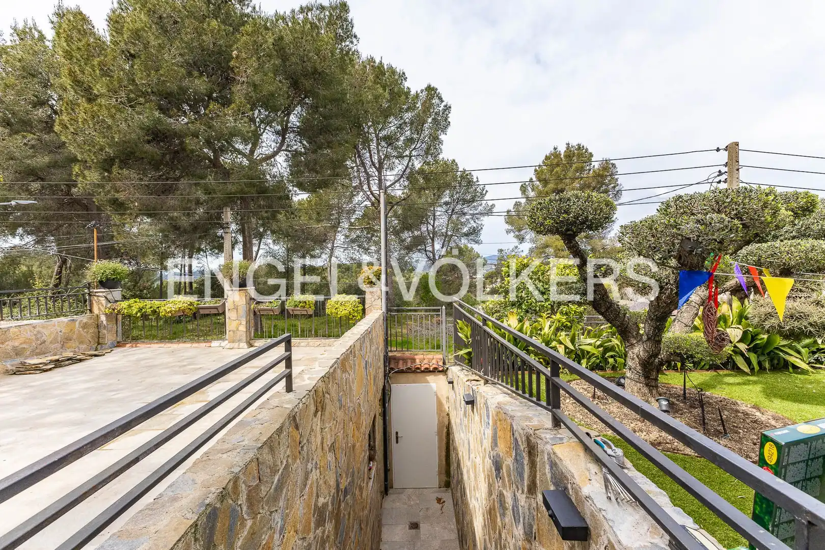 Vista exterior de Casa adosada en venta en Terrassa con Aire acondicionado, Calefacción y Jardín privado