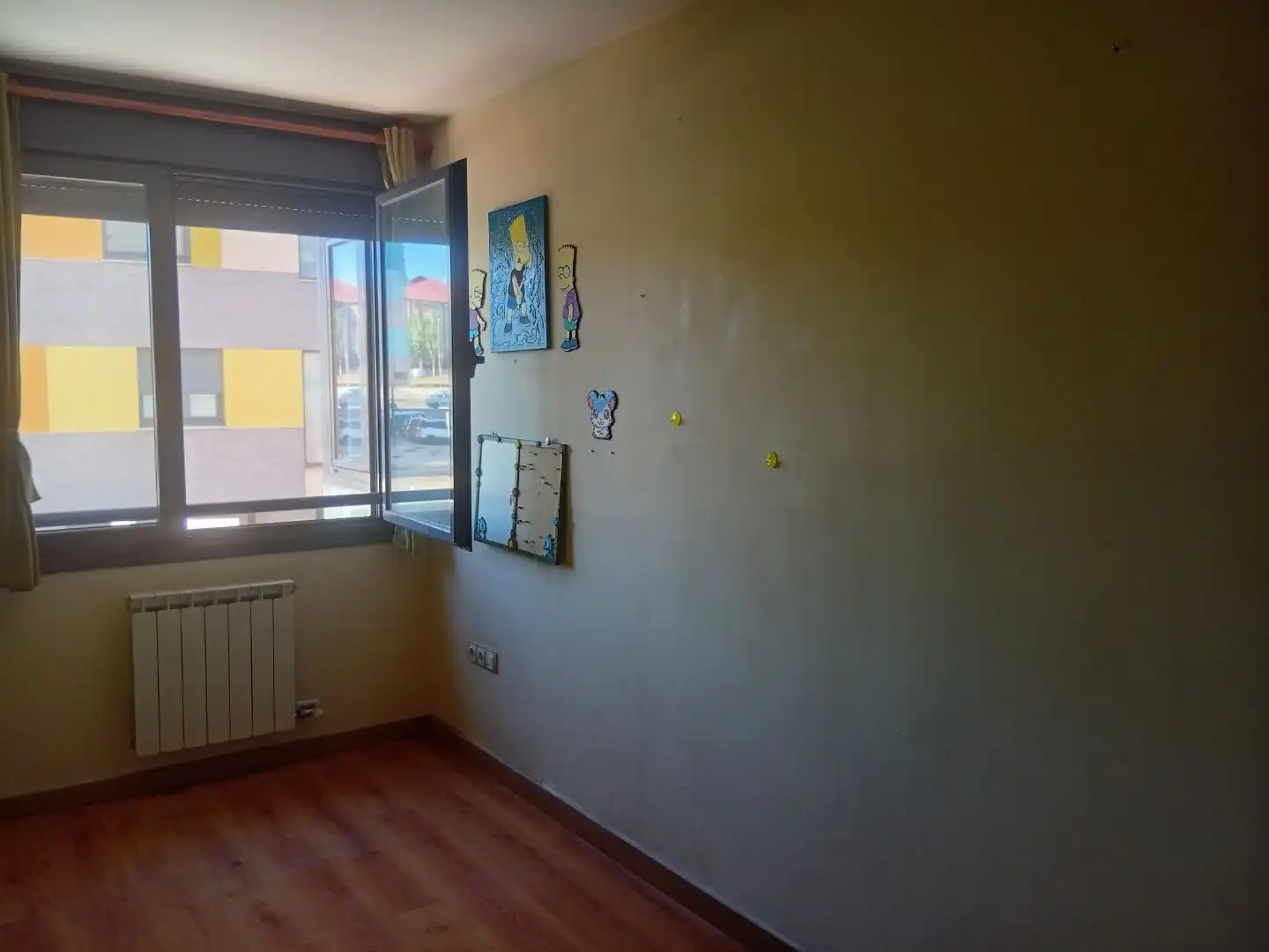 Dormitori de Pis en venda en León Capital  amb Calefacció, Parquet i Terrassa