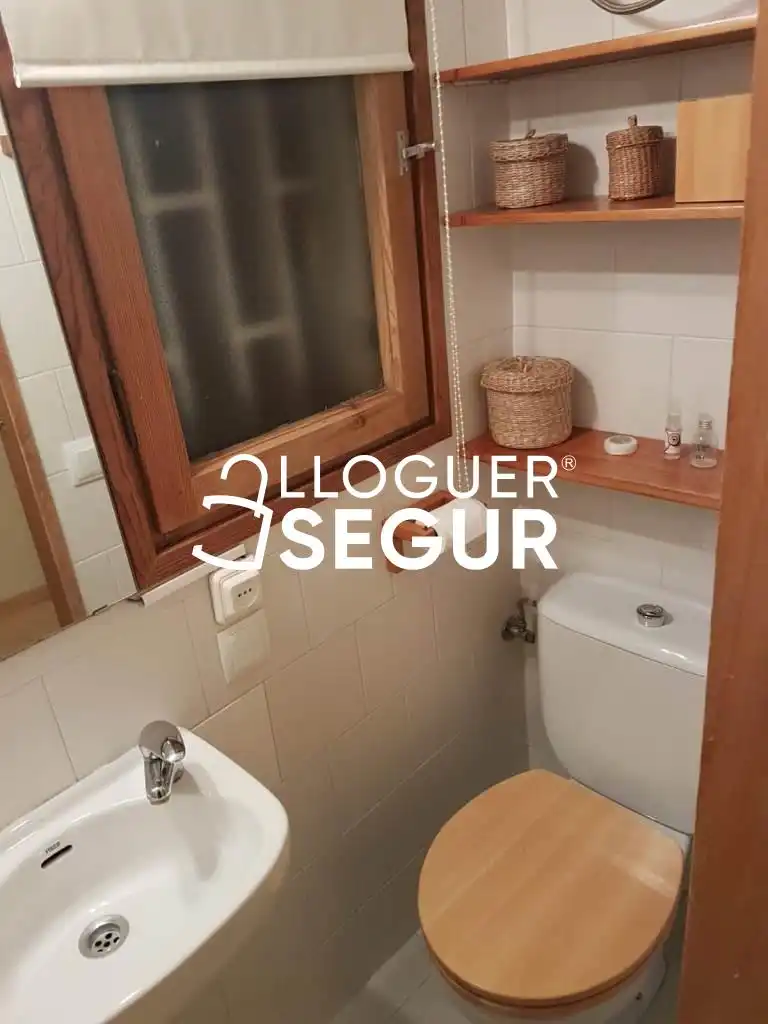 Bany de Àtic de lloguer en Barcelona amb Aire condicionat i Moblat