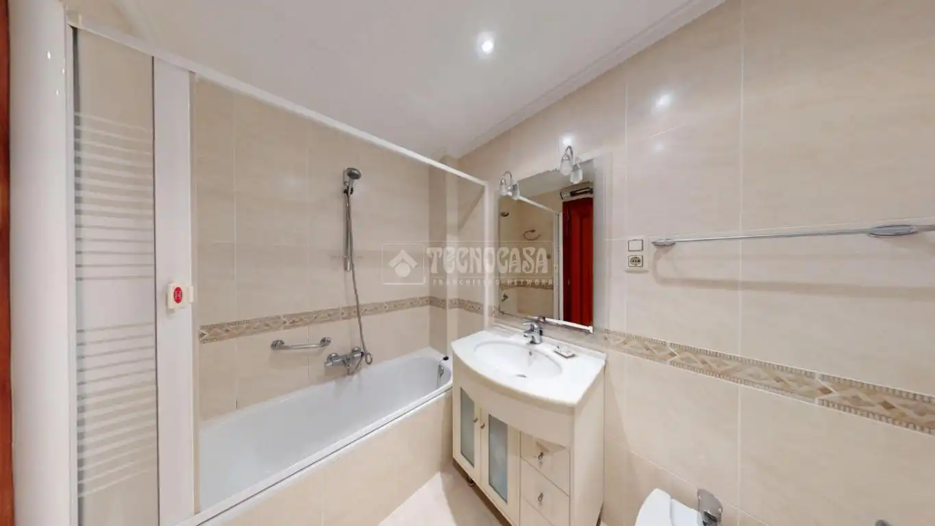 Bathroom of Flat for sale in Valencia  with Air Conditioner and Balcony