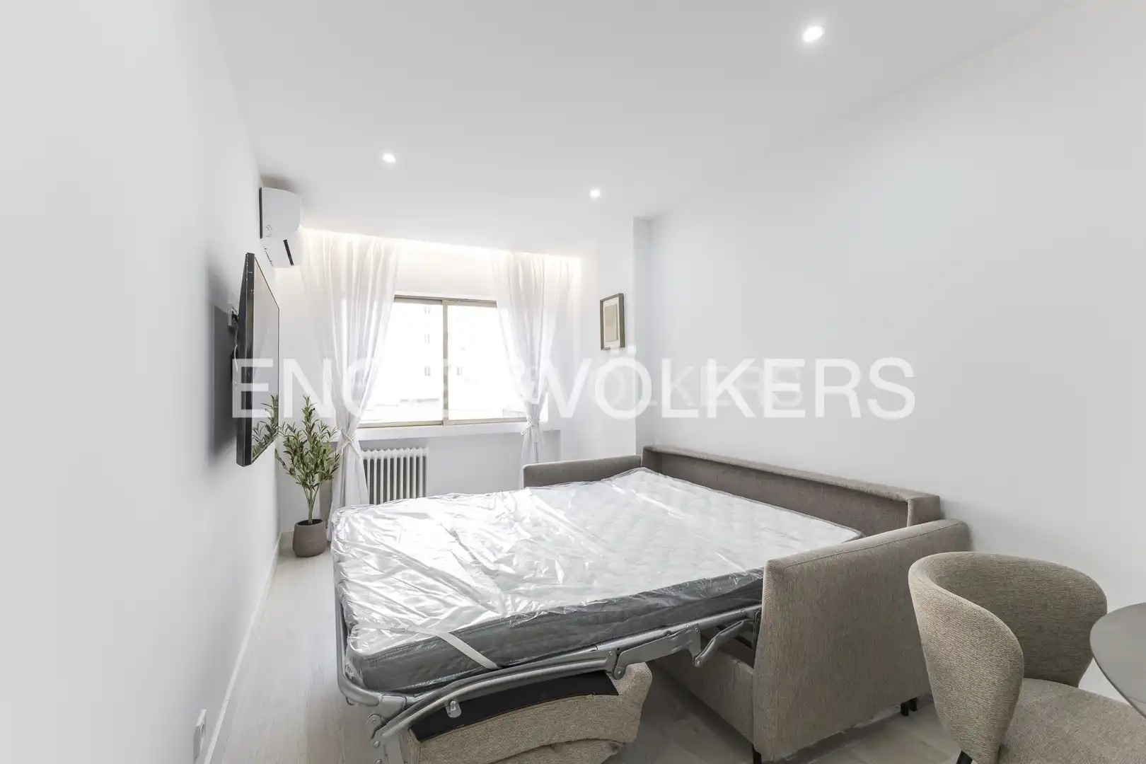 Schlafzimmer von Wohnung zur Miete in Madrid mit Klimaanlage, Heizung und Möbliert