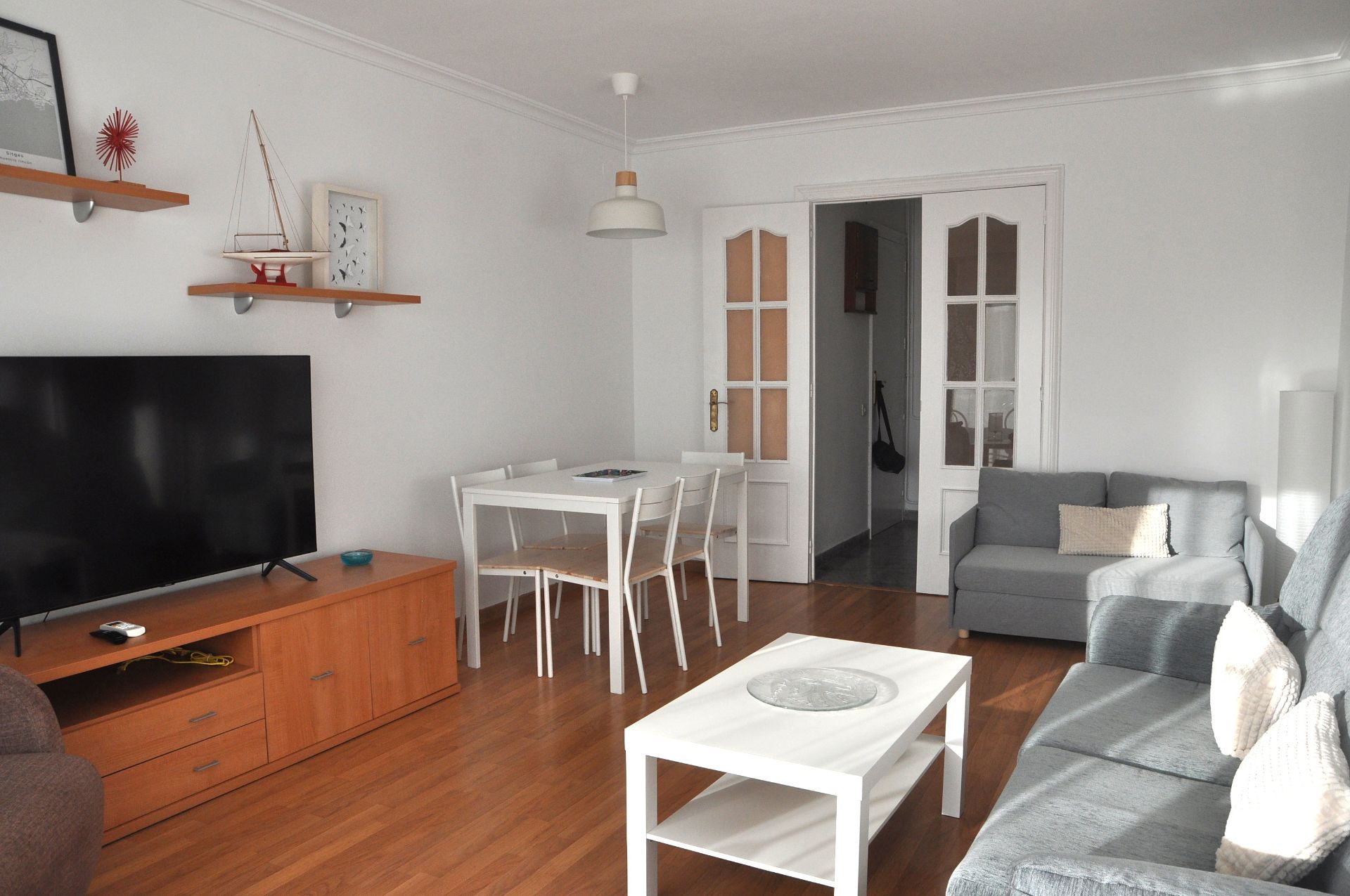 Sala d'estar de Apartament de lloguer en Sitges amb Aire condicionat, Parquet i Moblat