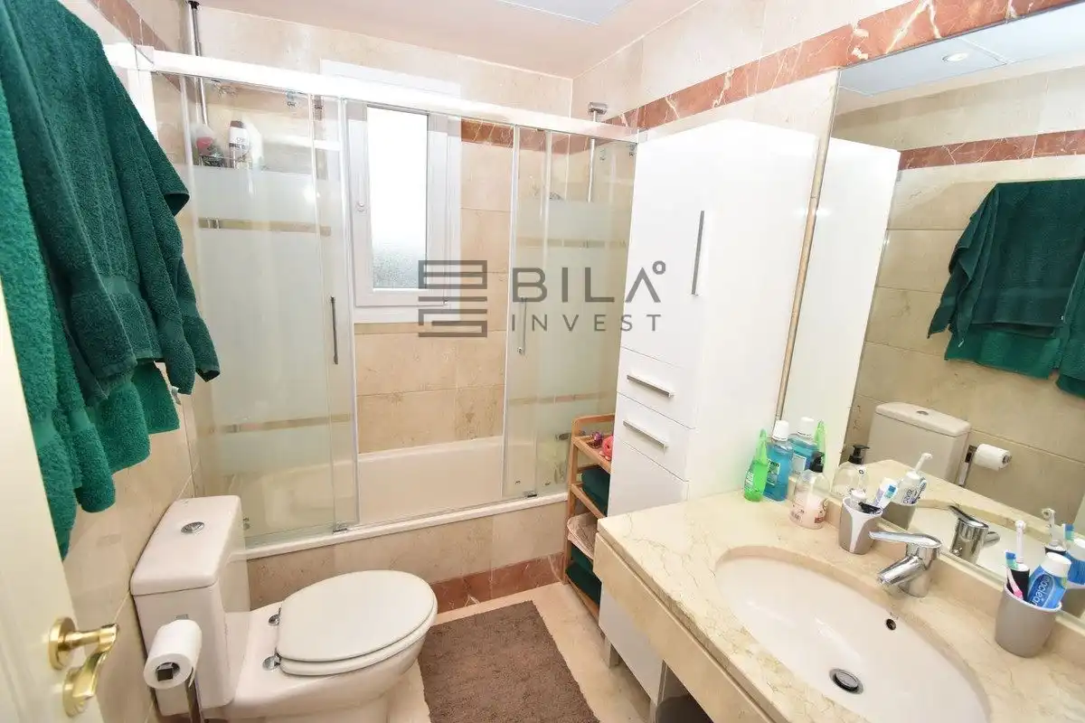 Badezimmer von Dachboden zum Verkauf in Mijas mit Klimaanlage, Terrasse und Abstellraum