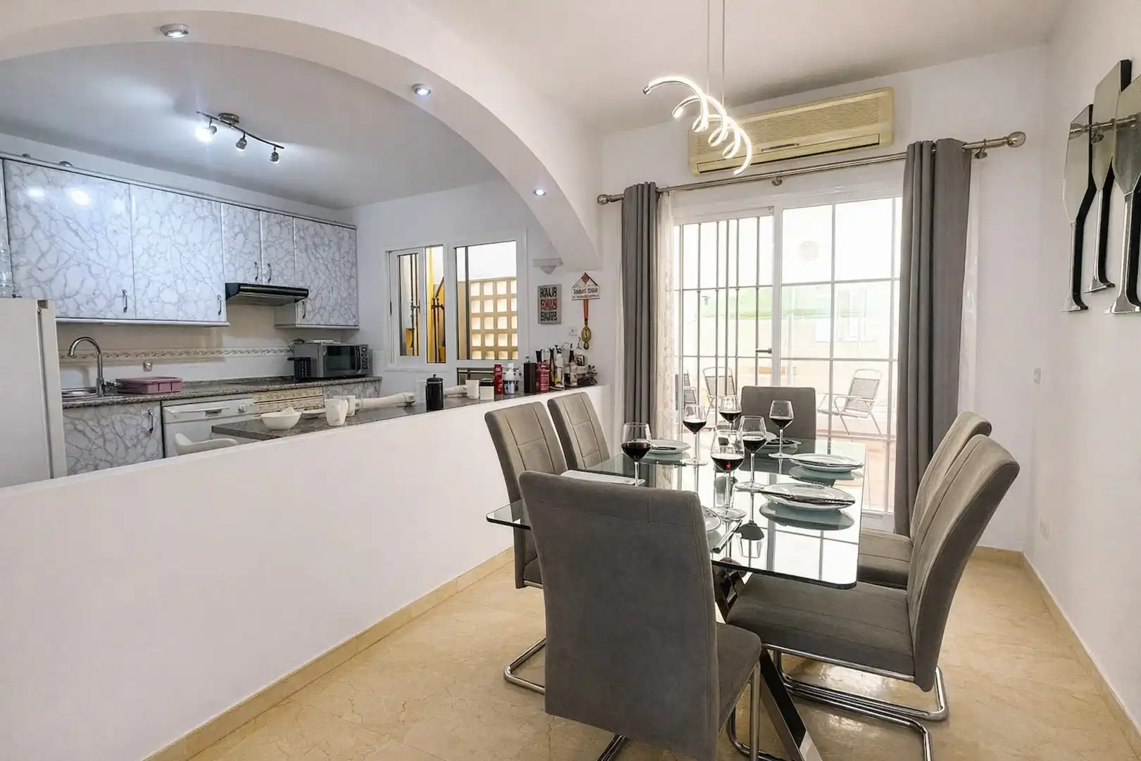 Esszimmer von Einfamilien-Reihenhaus zum Verkauf in Manilva mit Klimaanlage, Terrasse und Schwimmbad