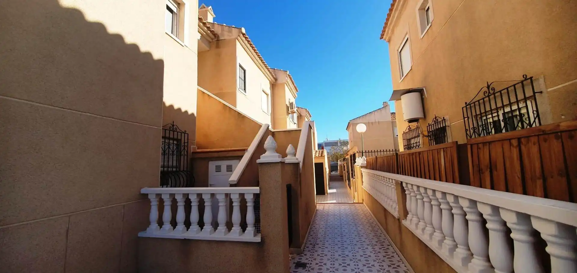 Vista exterior de Casa o chalet de alquiler en Torrevieja con Terraza, Amueblado y Balcón