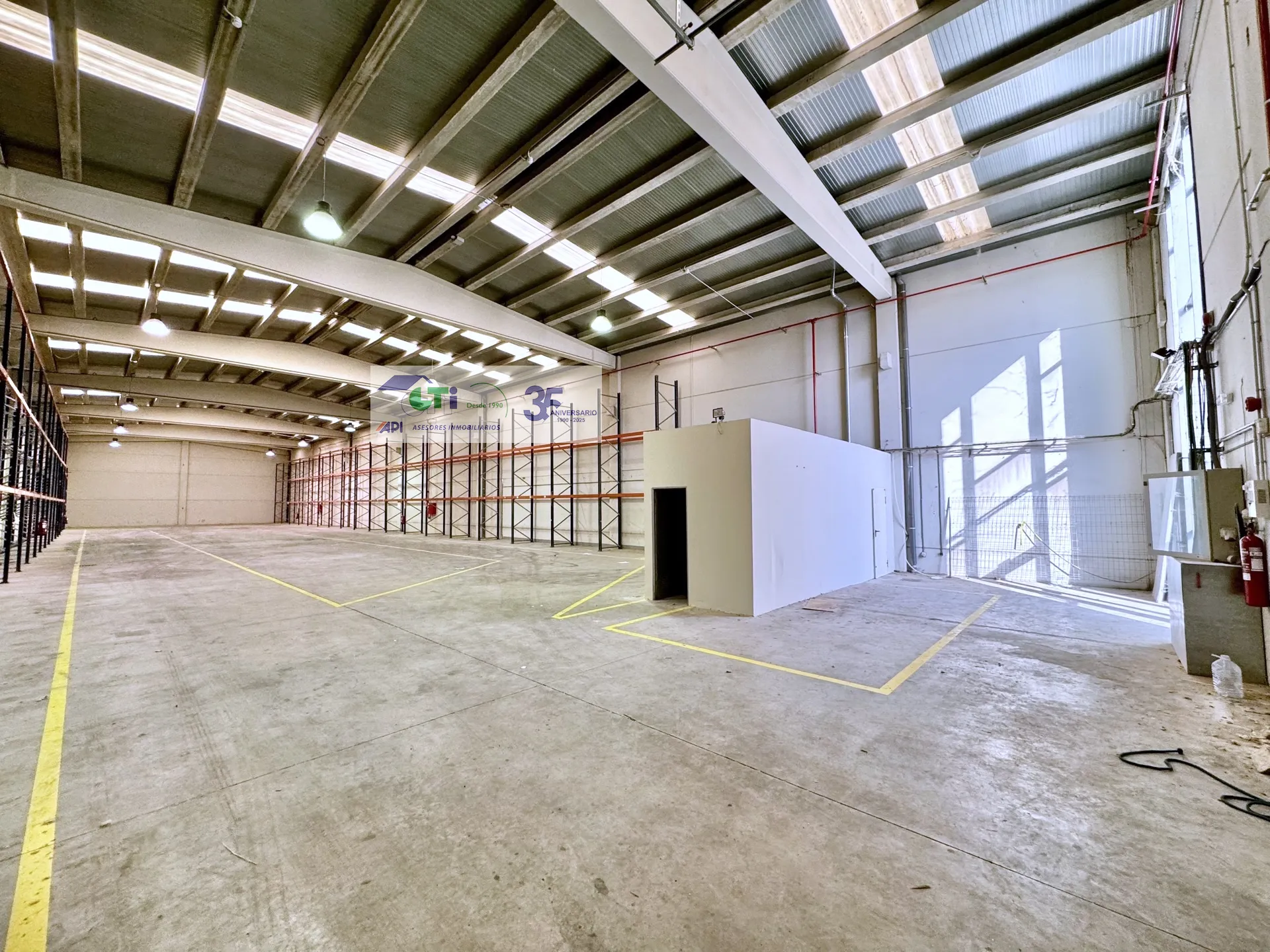 Fabrikhallen zur Miete in La Muela