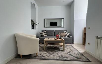 Sala d'estar de Apartament de lloguer en  Madrid Capital amb Balcó