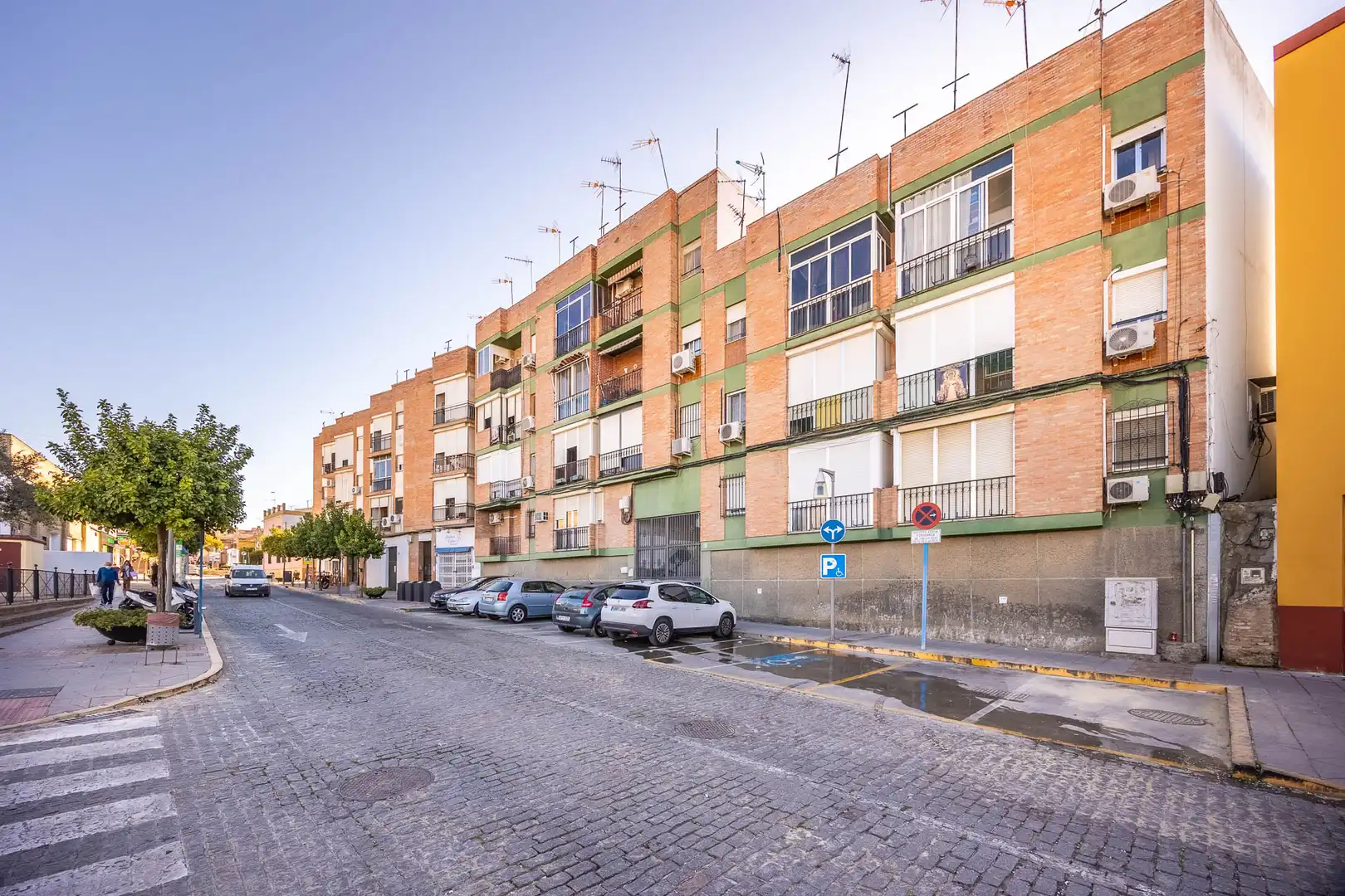 Vista exterior de Piso en venta en Mairena del Aljarafe con Calefacción, Parquet y Balcón