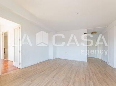 Pis amb balcó en venda a Algirós
