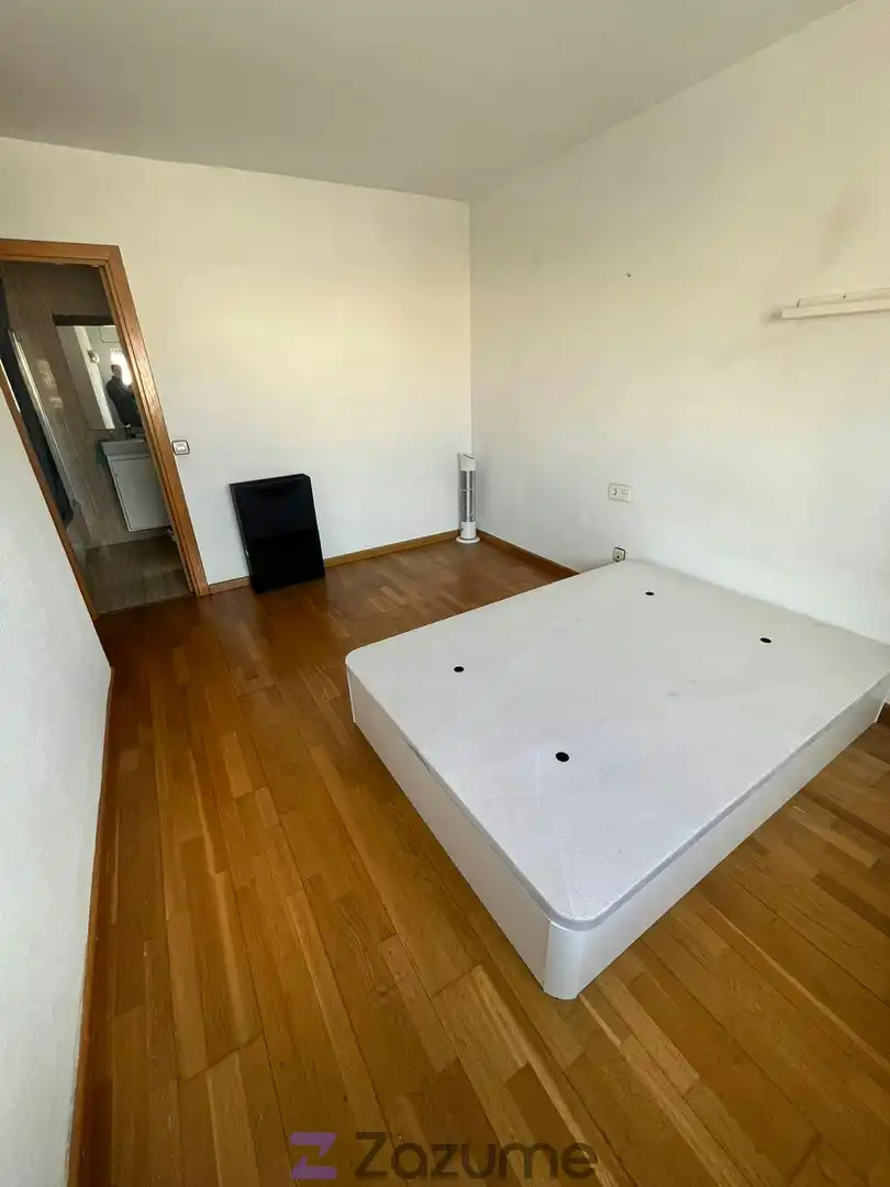 Dormitori de Pis de lloguer en L'Hospitalet de Llobregat amb Aire condicionat, Calefacció i Terrassa