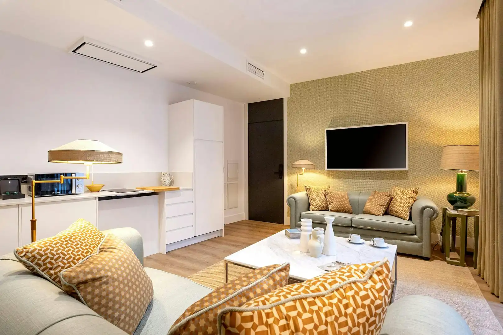 Living room of Flat for rent in Sevilla  with Air Conditioner, Heating and Washing machine