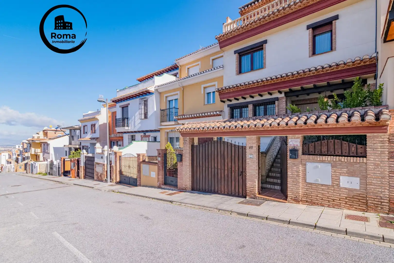 Vista exterior de Casa adosada en venta en La Zubia con Aire acondicionado, Calefacción y Piscina