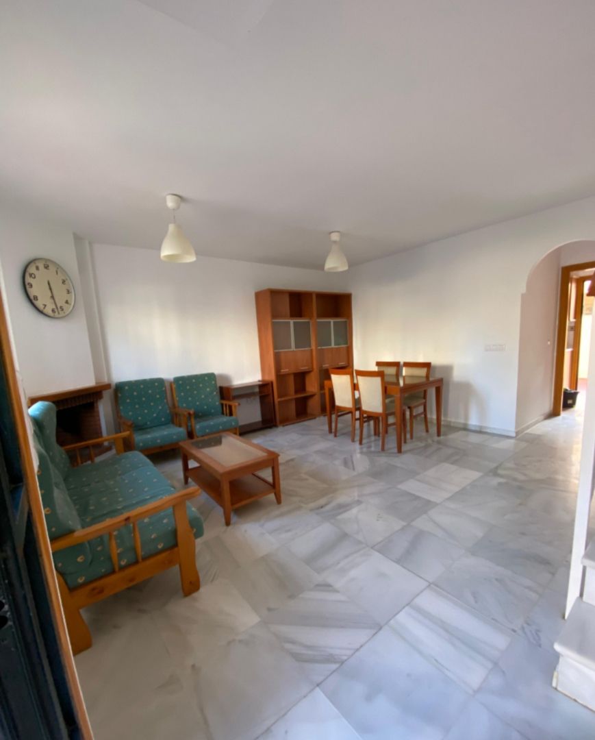 Sala d'estar de Casa adosada de lloguer en Cártama amb Aire condicionat, Calefacció i Moblat