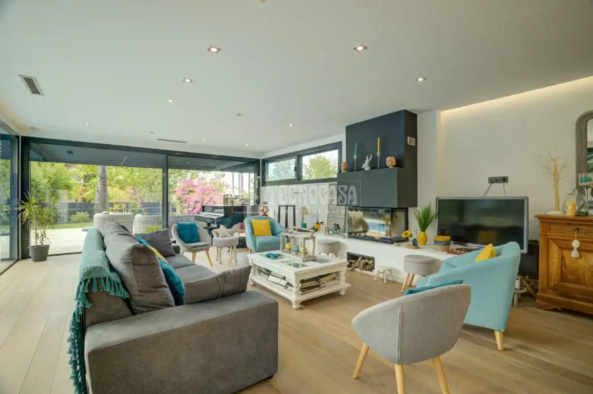 Sala d'estar de Casa o xalet en venda en Sant Cugat del Vallès amb Calefacció, Parquet i Terrassa