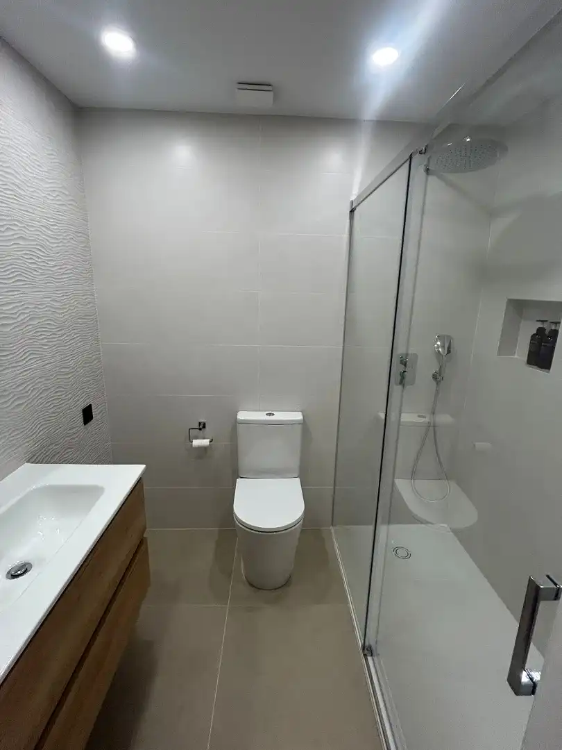 Baño de Piso de alquiler en Fuengirola con Aire acondicionado, Terraza y Amueblado