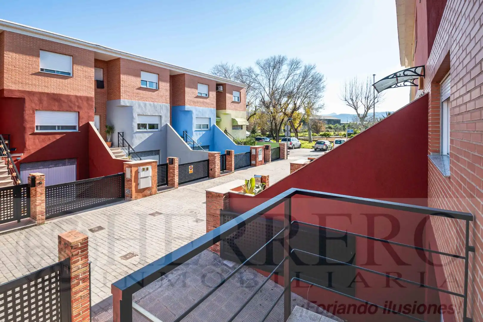Vista exterior de Casa adosada en venda en Almoines amb Aire condicionat, Calefacció i Jardí privat