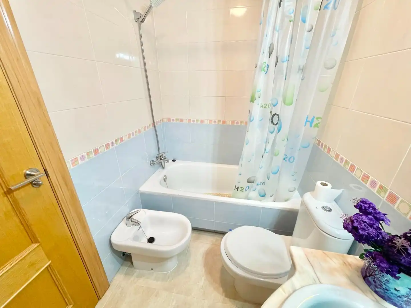 Bany de Apartament de lloguer en Los Alcázares amb Aire condicionat, Moblat i Rentadora