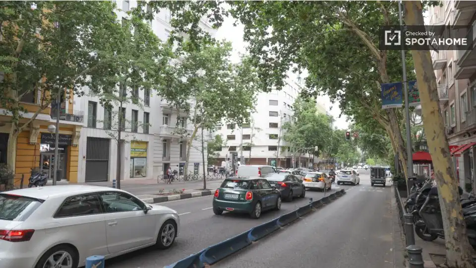 Exterior view of Flat for share in Barrio de Salamanca