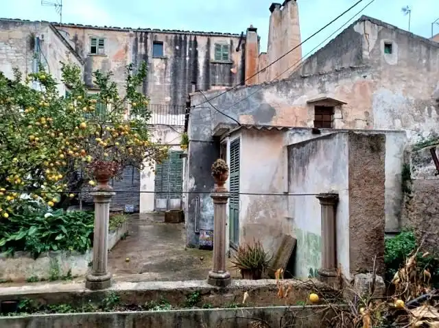 Außenansicht von Einfamilien-Reihenhaus zum Verkauf in Felanitx mit Terrasse und Abstellraum