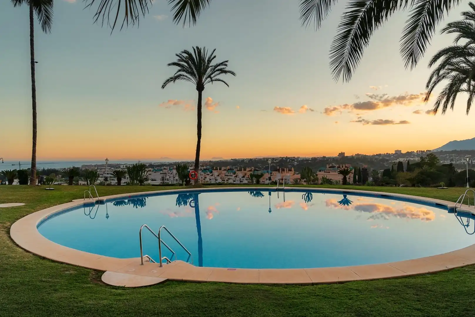 Piscina de Apartament en venda en Marbella amb Piscina comunitària