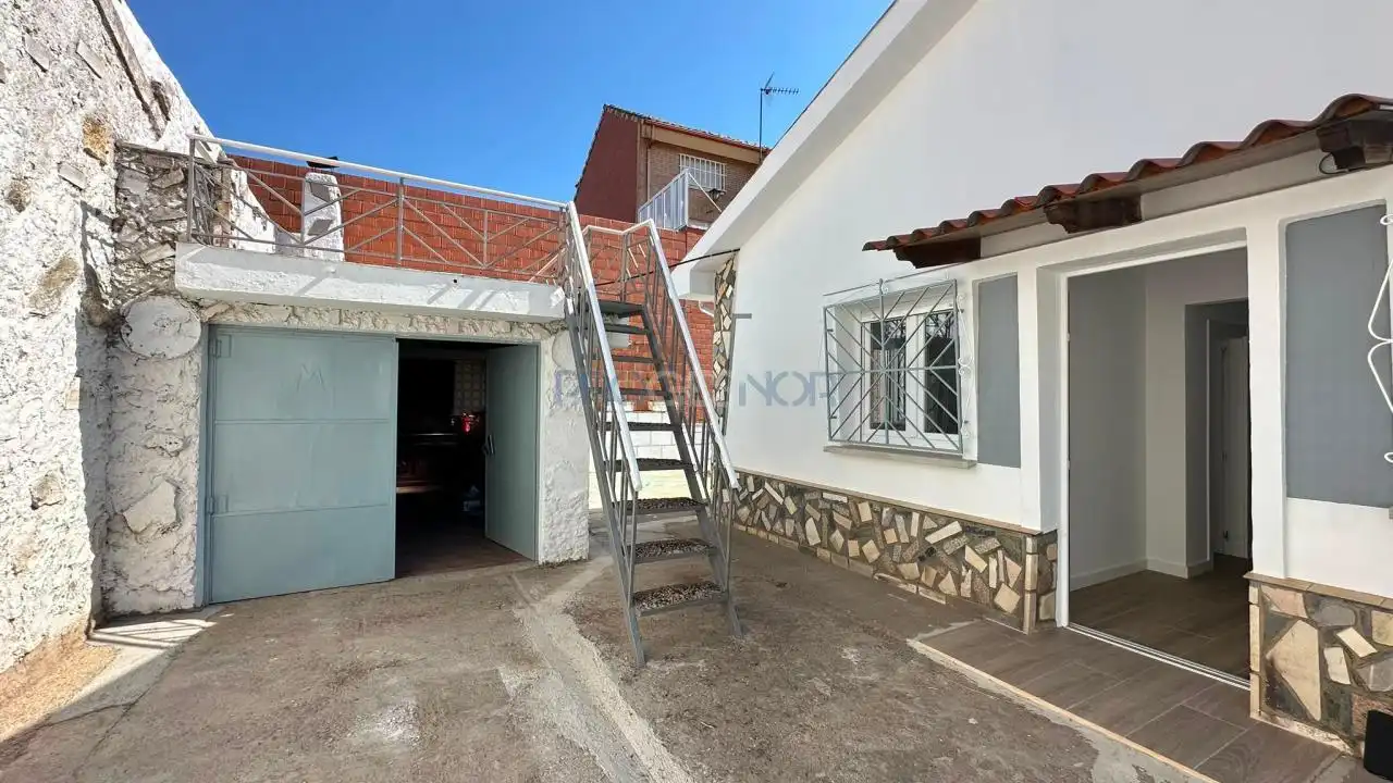 Vista exterior de Casa o xalet en venda en San Andrés del Rabanedo amb Calefacció i Jardí privat