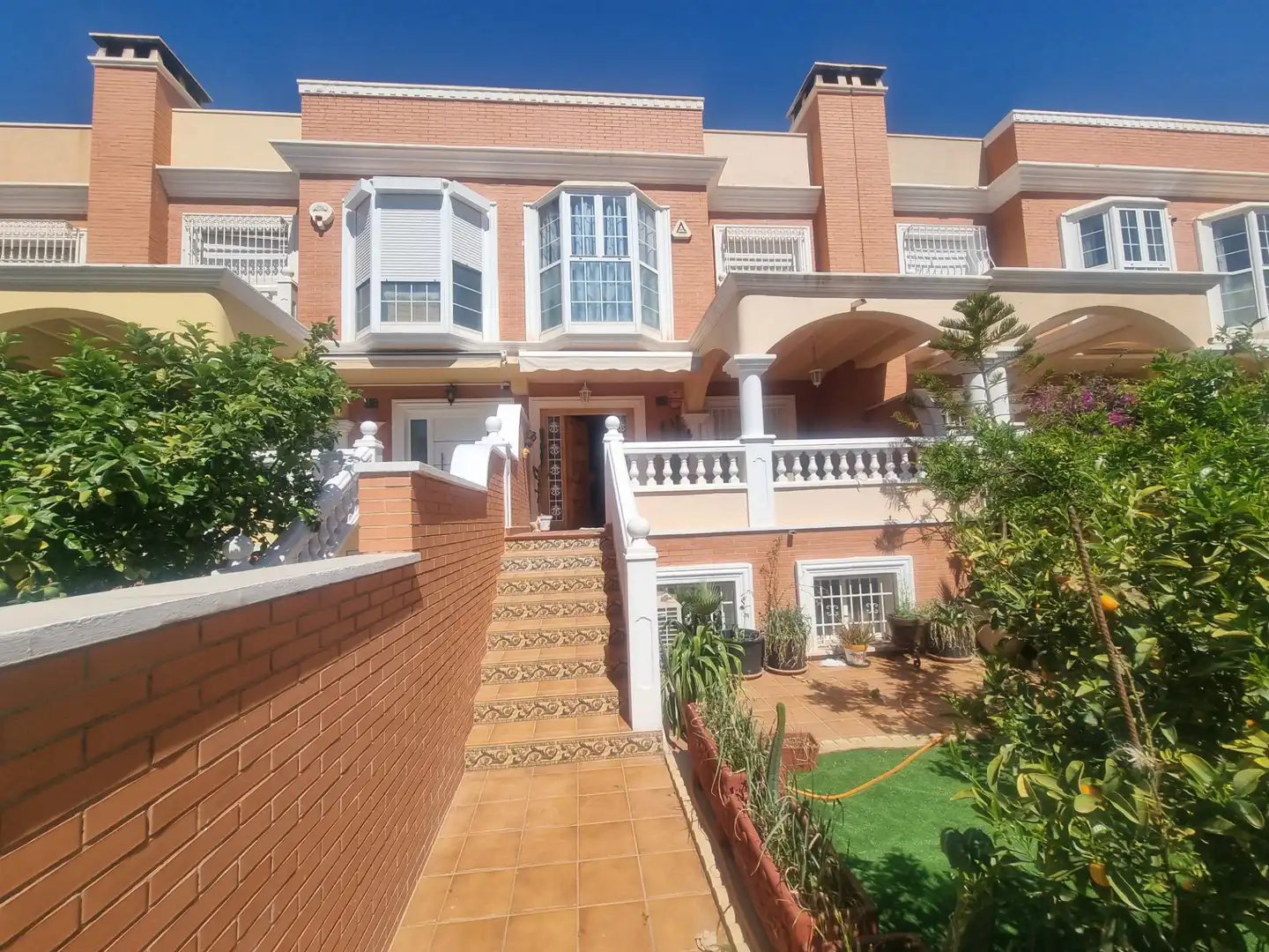 Vista exterior de Casa o xalet en venda en Almería amb Aire condicionat, Calefacció i Jardí privat