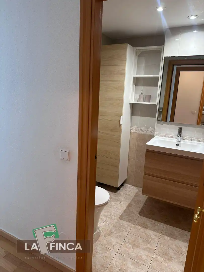Bany de Pis en venda en Oviedo  amb Calefacció, Parquet i Traster