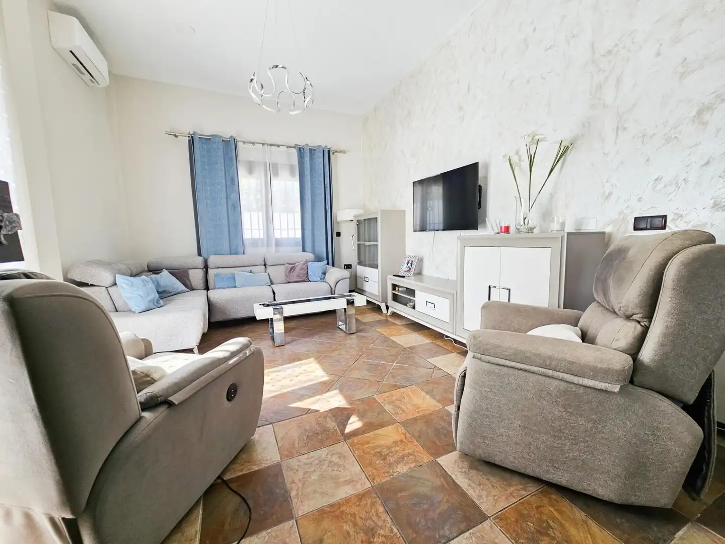 Sala de estar de Casa o chalet en venta en La Guardia de Jaén con Aire acondicionado, Calefacción y Jardín privado