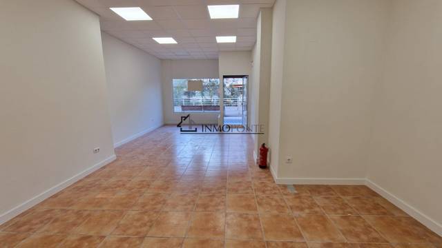 Local comercial en Alquiler en Campo da Torre - Mollabao