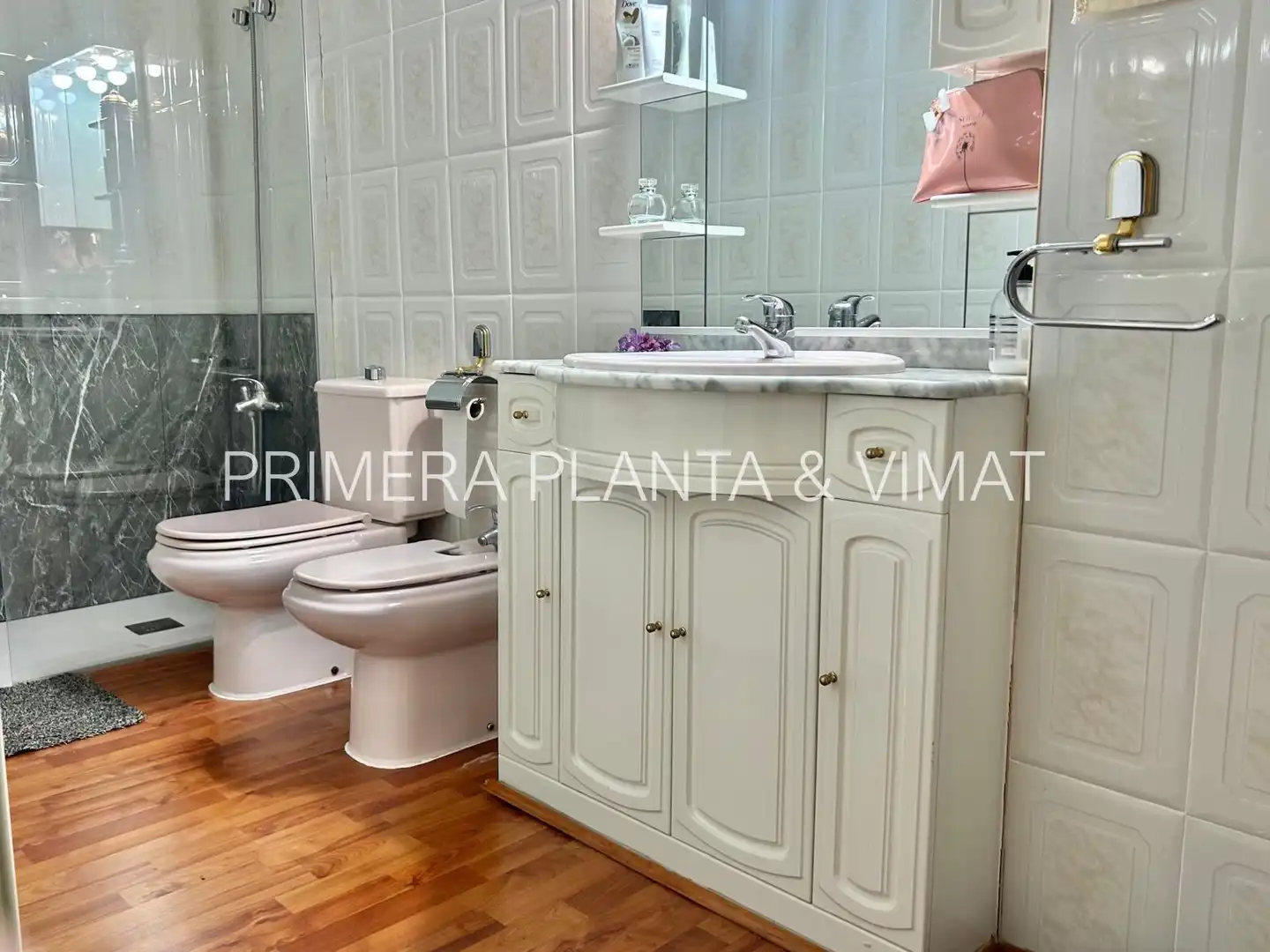 Badezimmer von Wohnung zum Verkauf in Mataró mit Heizung und Balkon