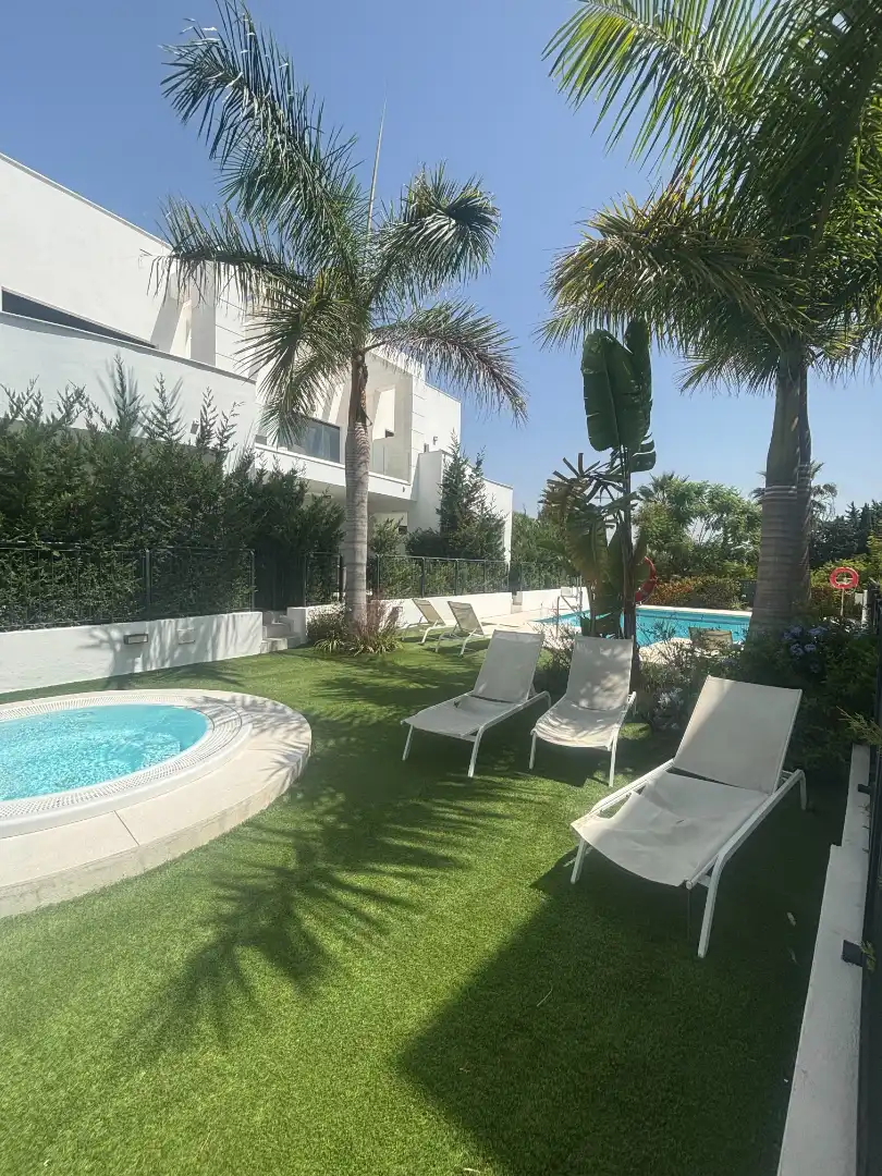 Piscina de Casa adosada en venda en Estepona amb Aire condicionat, Calefacció i Jardí privat