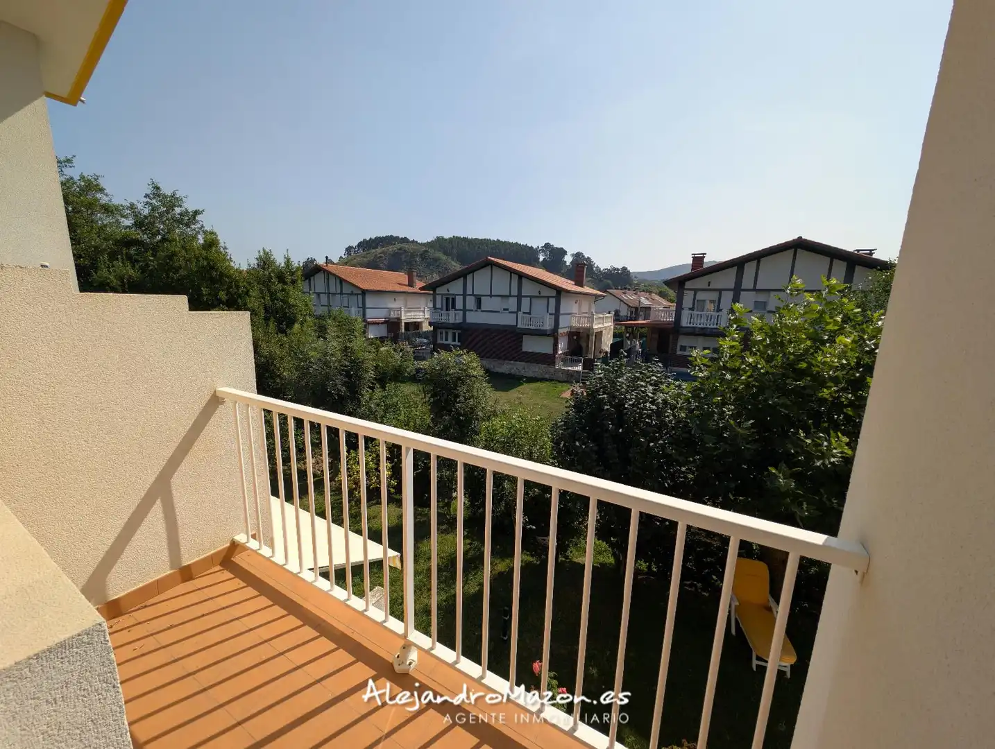 Terrasse von Einfamilien-Reihenhaus zum Verkauf in Castro-Urdiales mit Heizung, Privatgarten und Terrasse