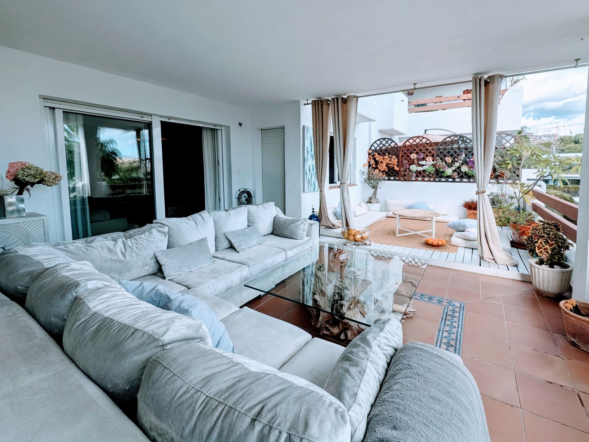Living room of Apartment for sale in Estepona  with Air Conditioner, Terrace and Swimming Pool