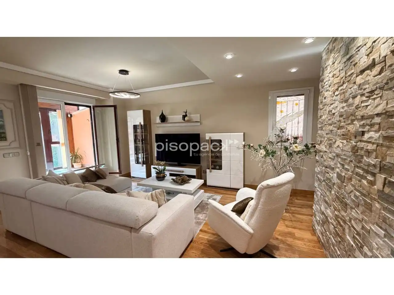 Sala de estar de Casa adosada en venta en Berrioplano / Berriobeiti con Calefacción, Jardín privado y Parquet