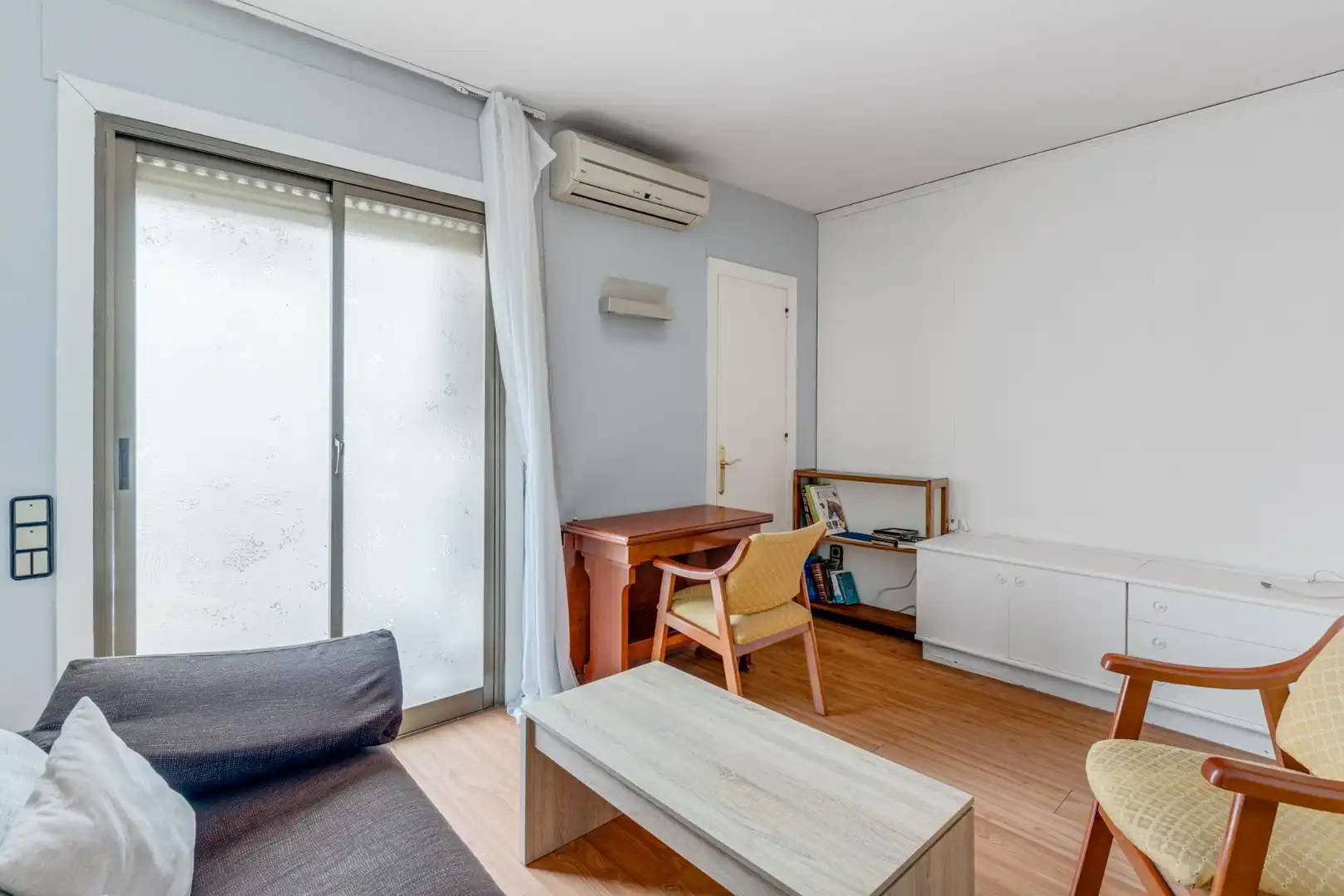 Schlafzimmer von Einfamilien-Reihenhaus zum Verkauf in Barcelona mit Klimaanlage, Heizung und Terrasse