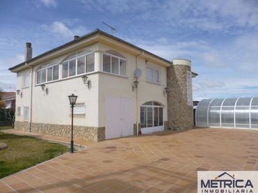 Villa con piscina in vendita a Castellanos de Villiquera