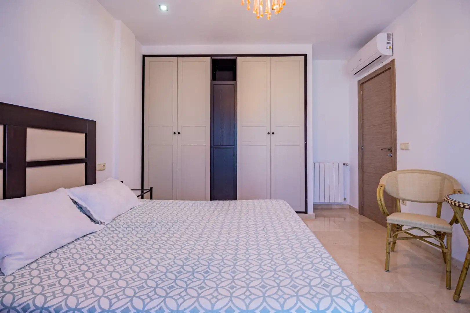 Habitación de Casa o chalet en venta en L'Alfàs del Pi con Aire acondicionado, Calefacción y Jardín privado