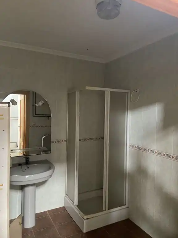Badezimmer von Fabrikhallen zur Miete in La Roda